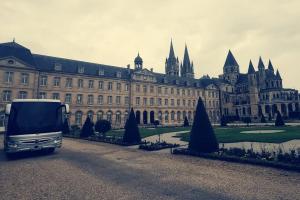 Autocar à la mairie de Caen
