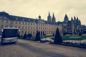 Autocar Ã  la mairie de Caen